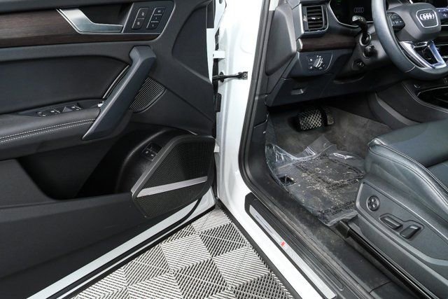 Used 2023 Audi Q5 e Premium Plus w/ Premium Plus Package image 8