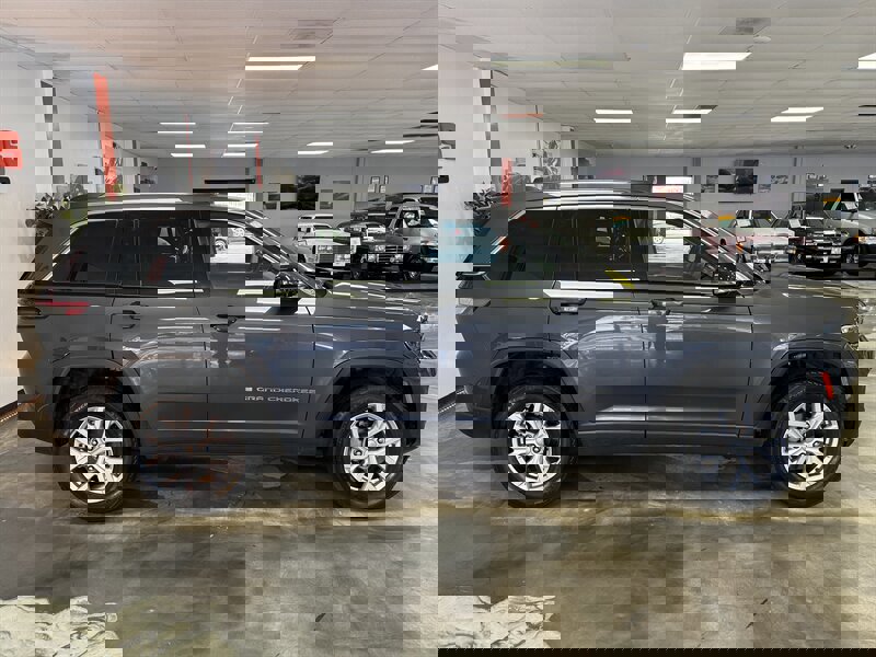 Used 2022 Jeep Grand Cherokee Limited image 5