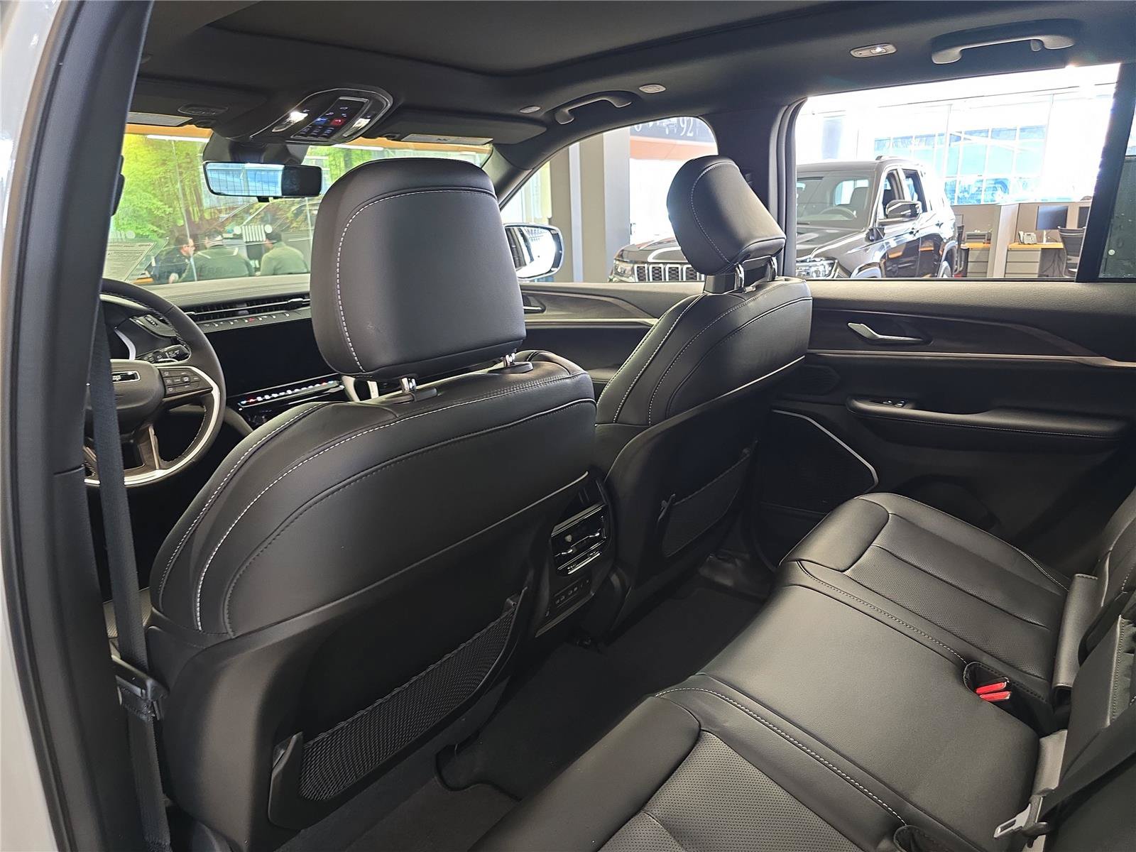 New 2026 Jeep Grand Cherokee Limited w/ Luxury Tech Group II AWD/4WD image 15
