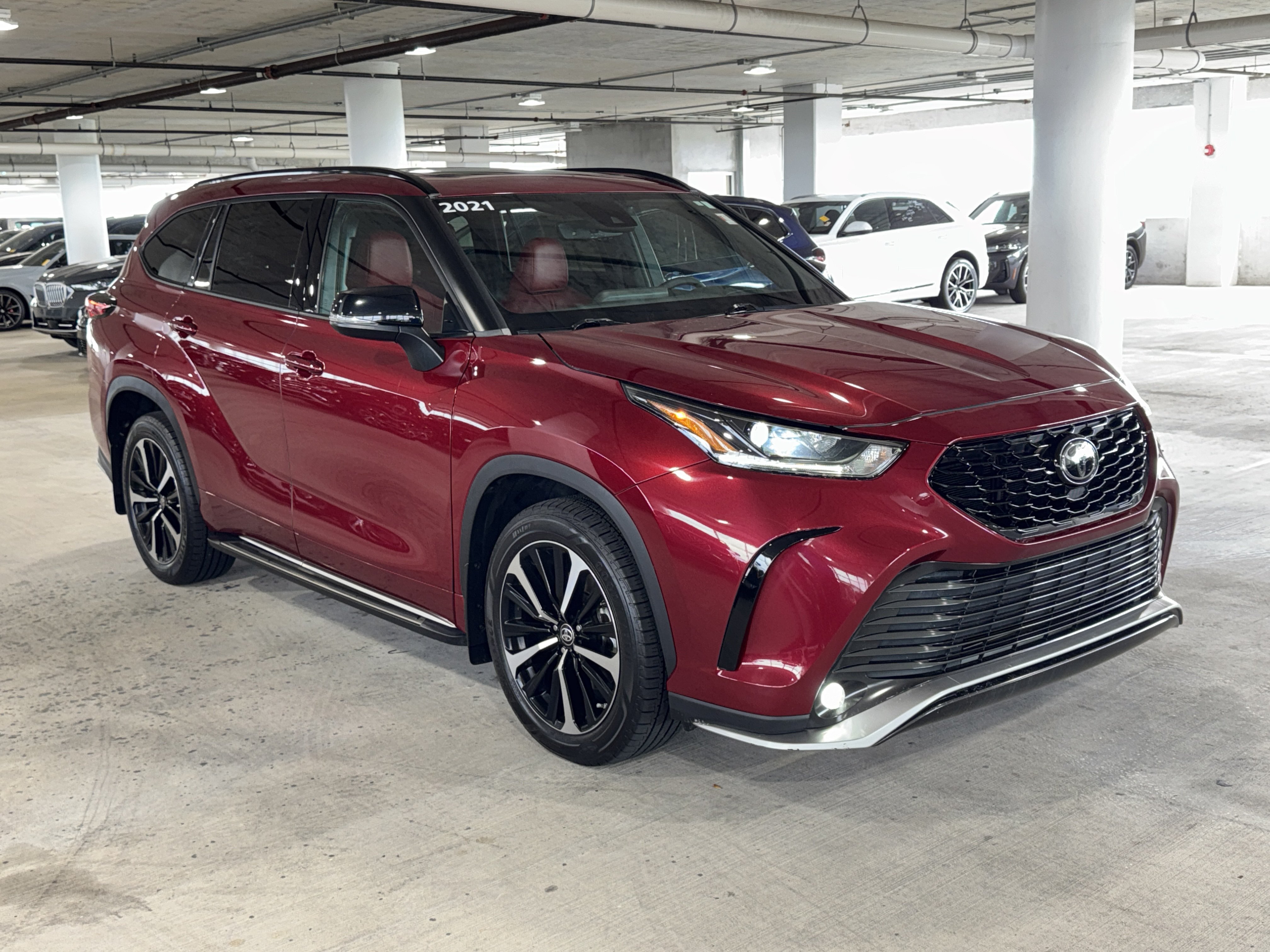 Used 2021 Toyota Highlander XSE AWD/4WD image 2