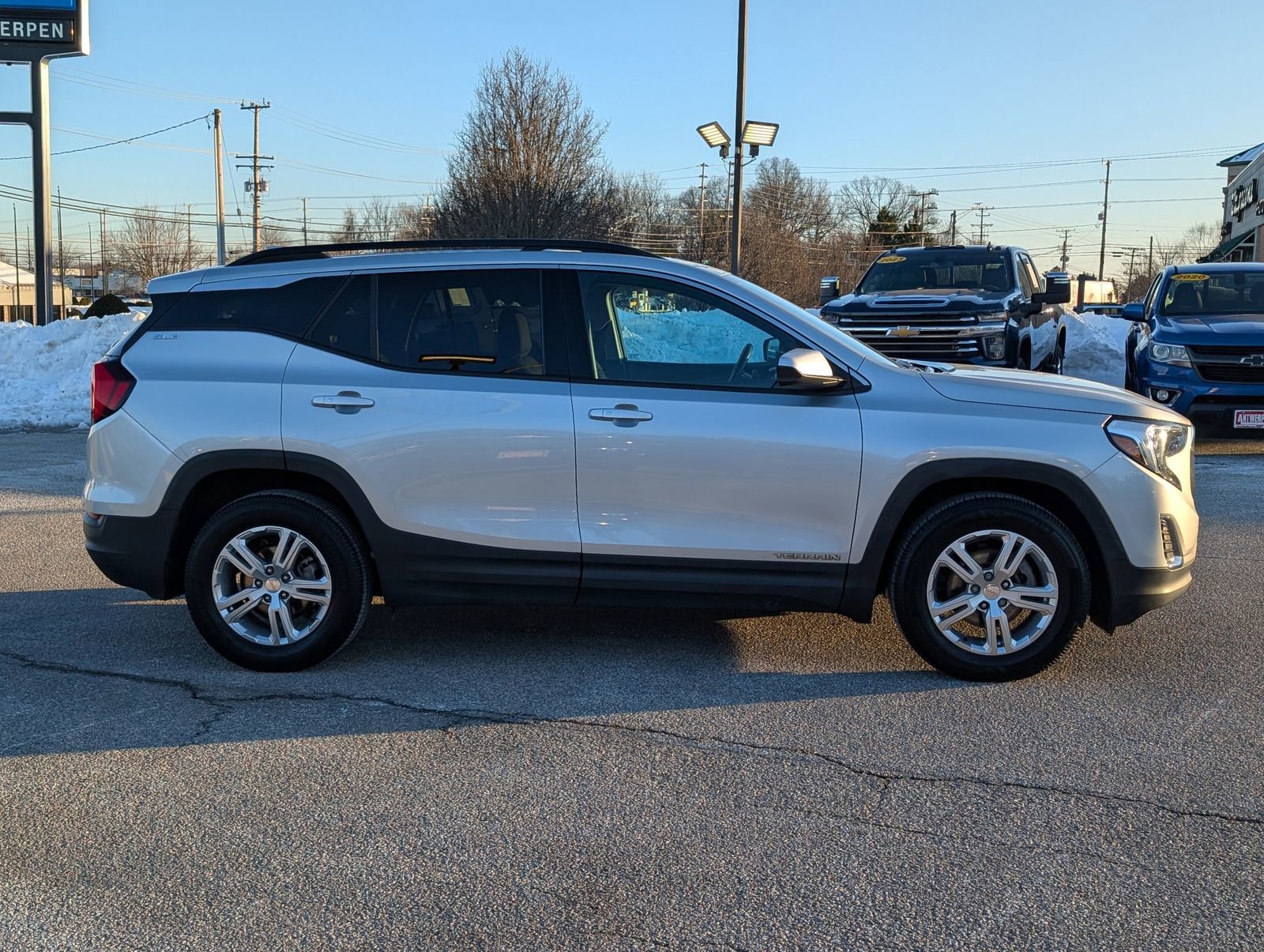 Used 2020 GMC Terrain SLE w/ Driver Convenience Package image 2