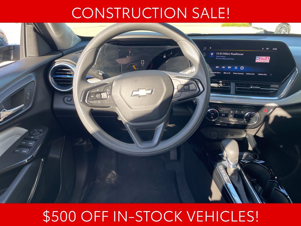 Used 2025 Chevrolet Trax LT FWD image 12