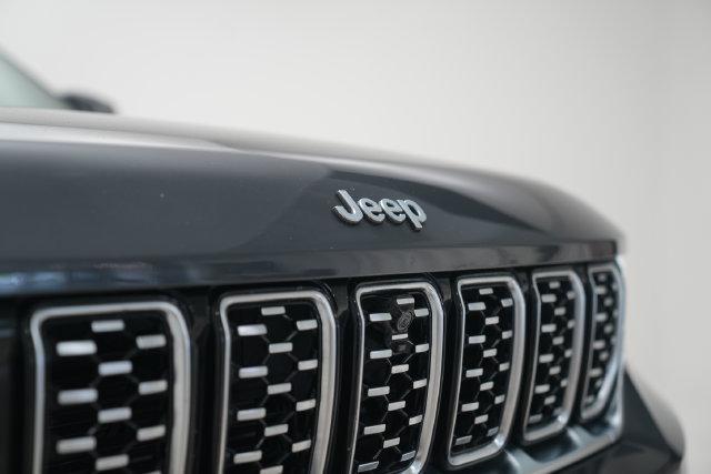 Used 2023 Jeep Grand Cherokee Summit AWD/4WD image 28