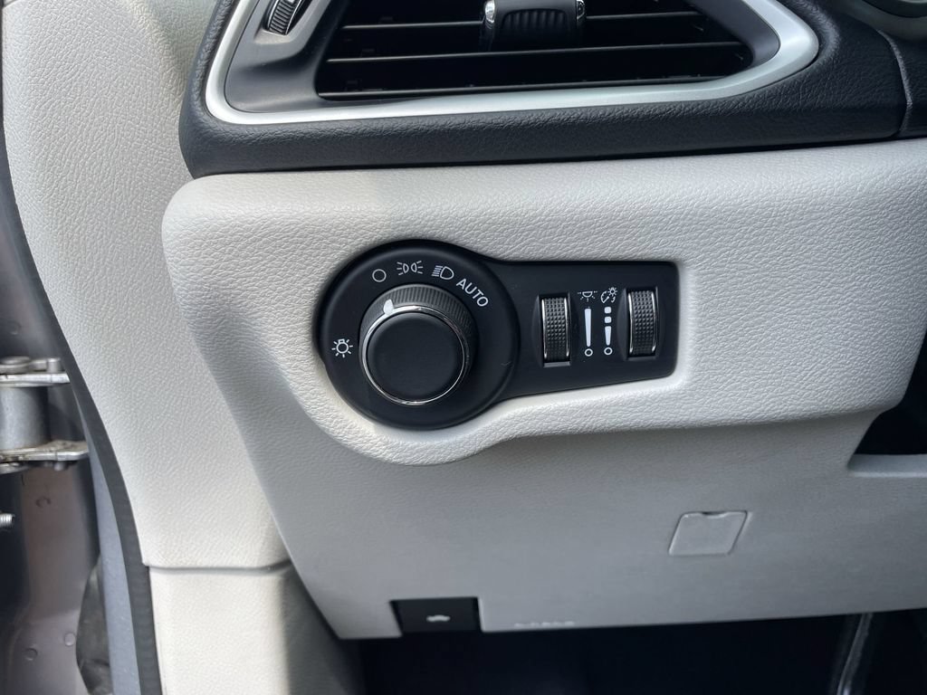 Used 2020 Chrysler Voyager Lxi FWD image 17
