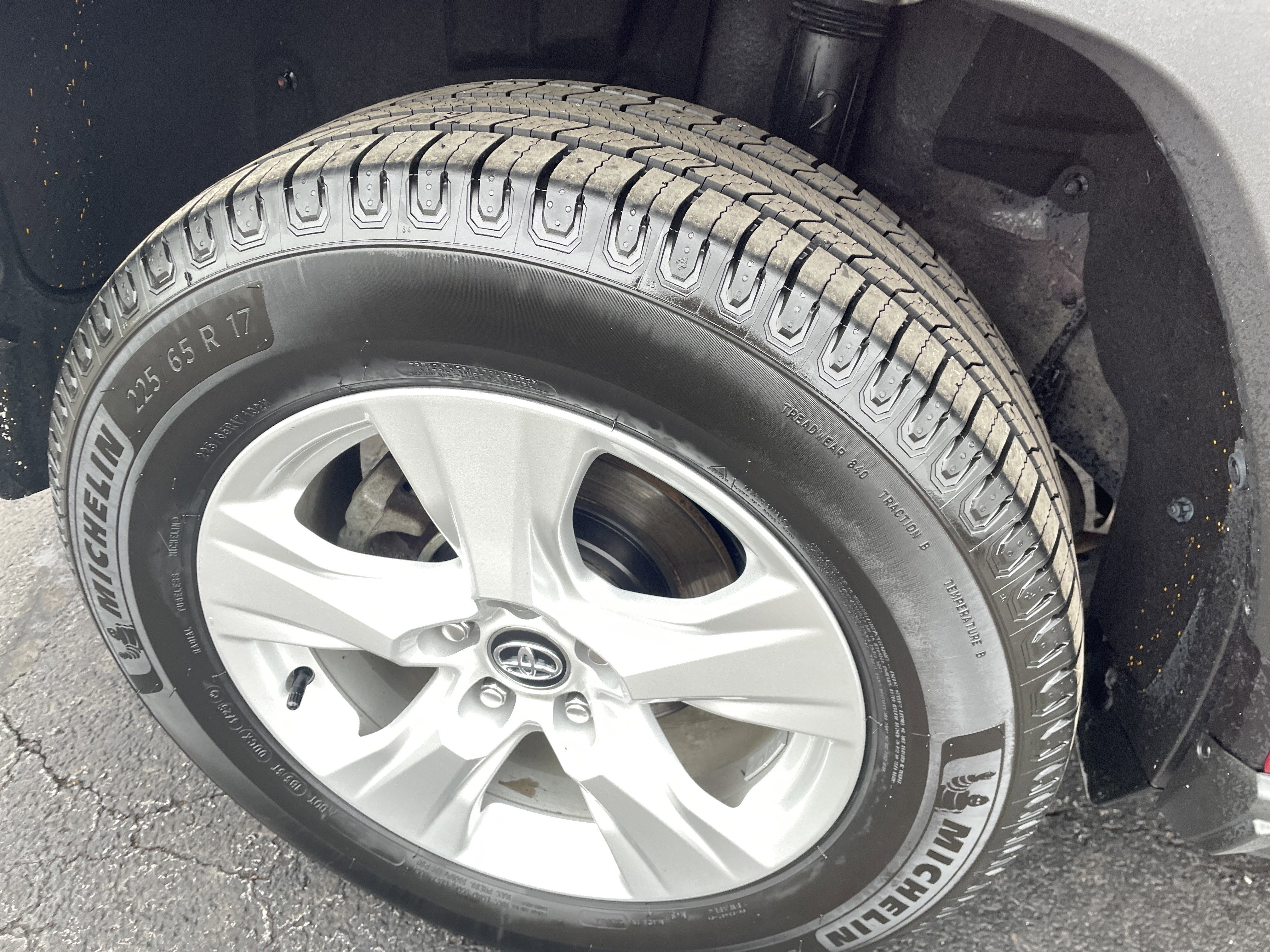 Used 2021 Toyota RAV4 XLE image 8