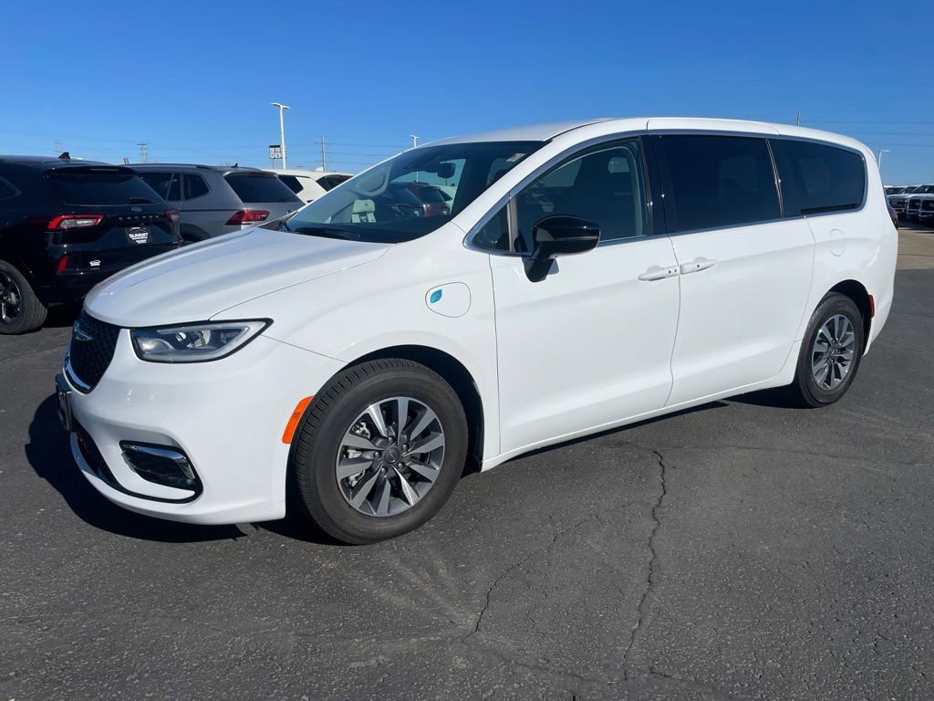 Used 2024 Chrysler Pacifica Select image 6