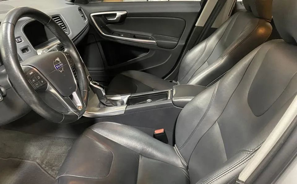 Used 2018 Volvo S60 T5 Inscription image 16