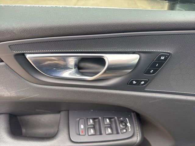 Used 2023 Volvo XC60 B5 Core image 13