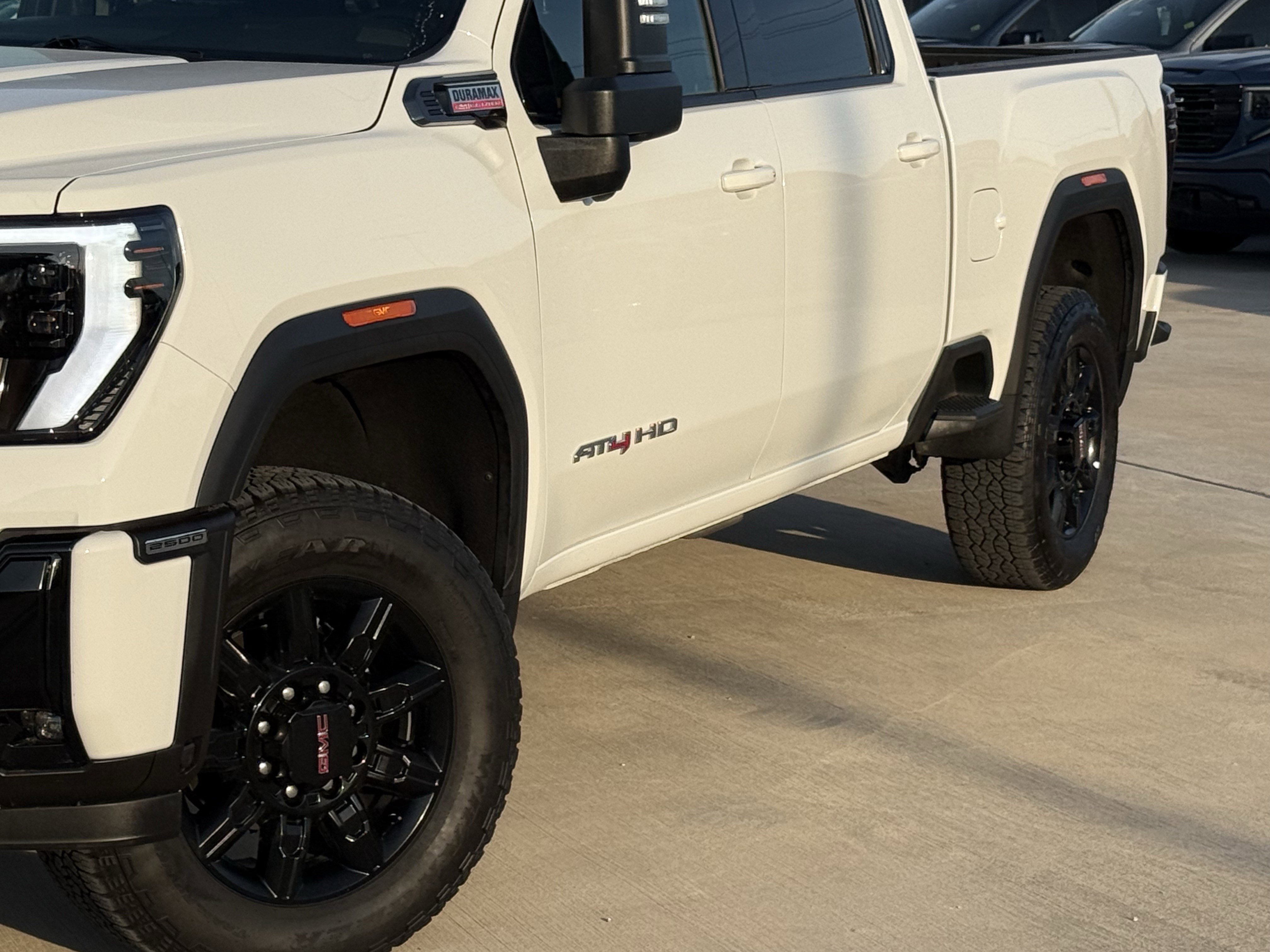 Used 2025 GMC Sierra 2500 AT4 image 9