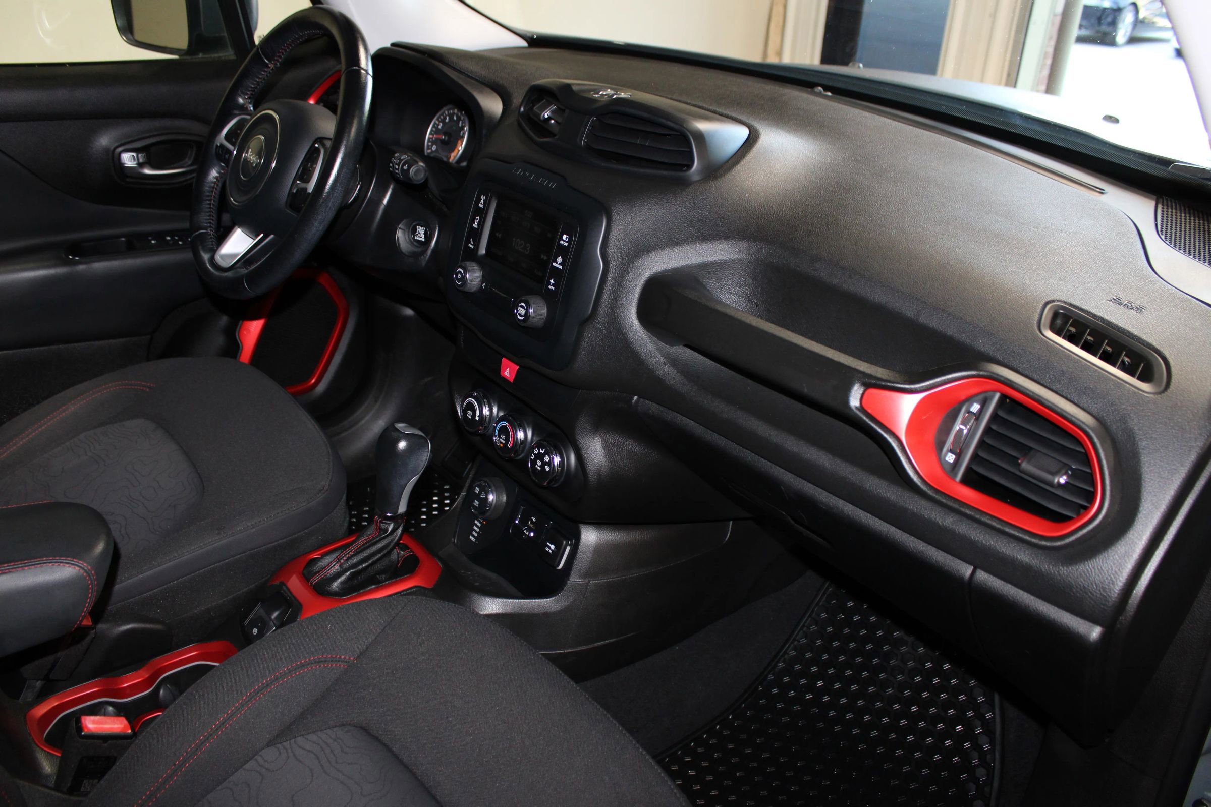 Used 2017 Jeep Renegade Trailhawk AWD/4WD image 23