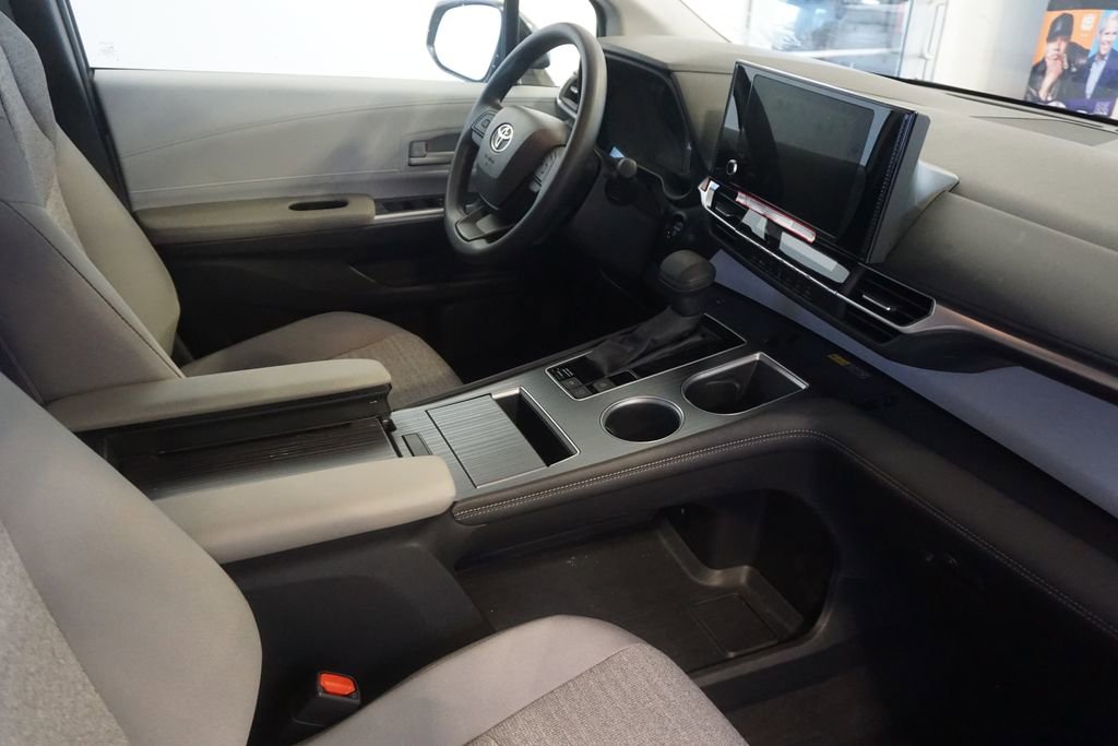 Used 2025 Toyota Sienna LE AWD/4WD image 21