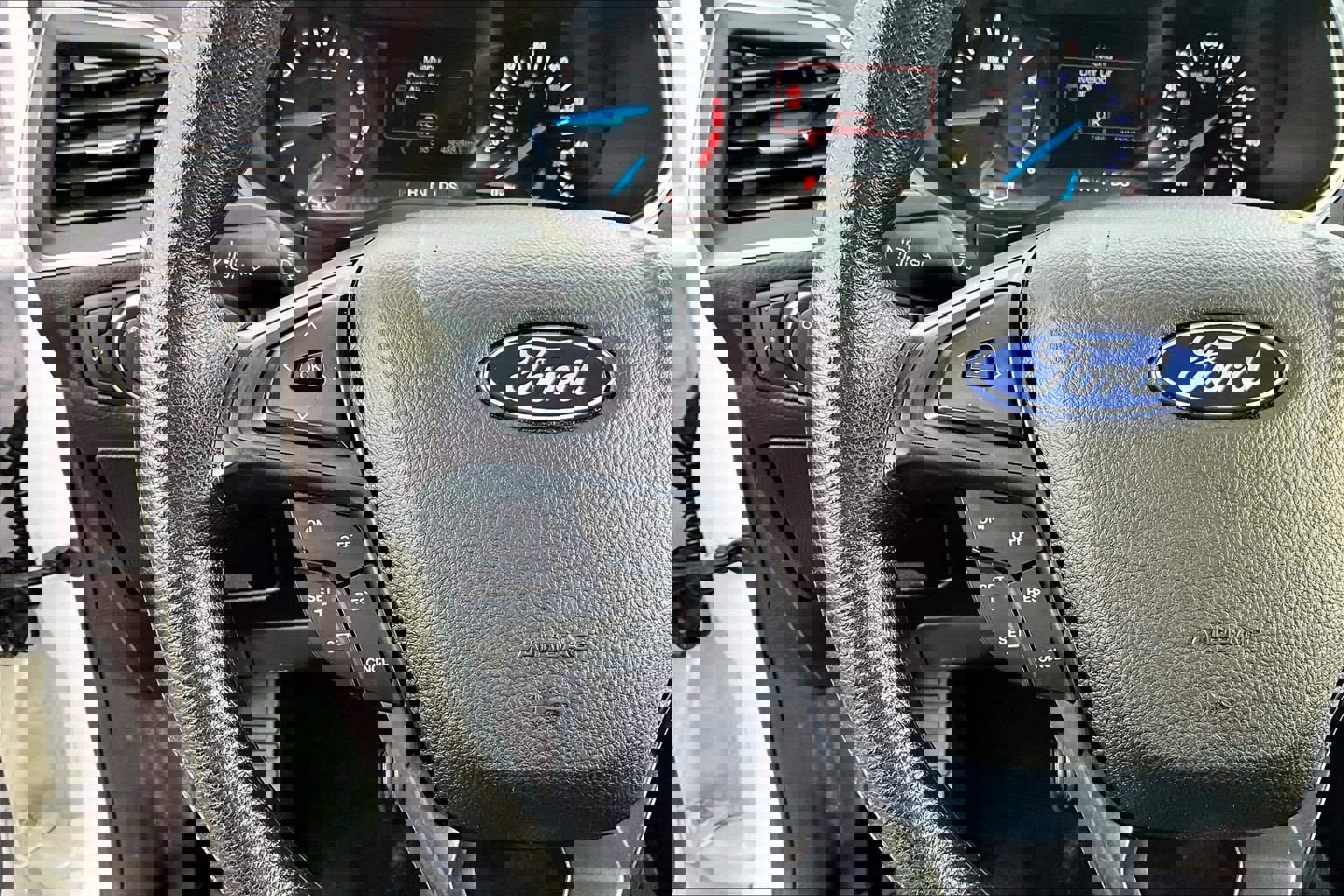 Used 2020 Ford Edge SE image 18