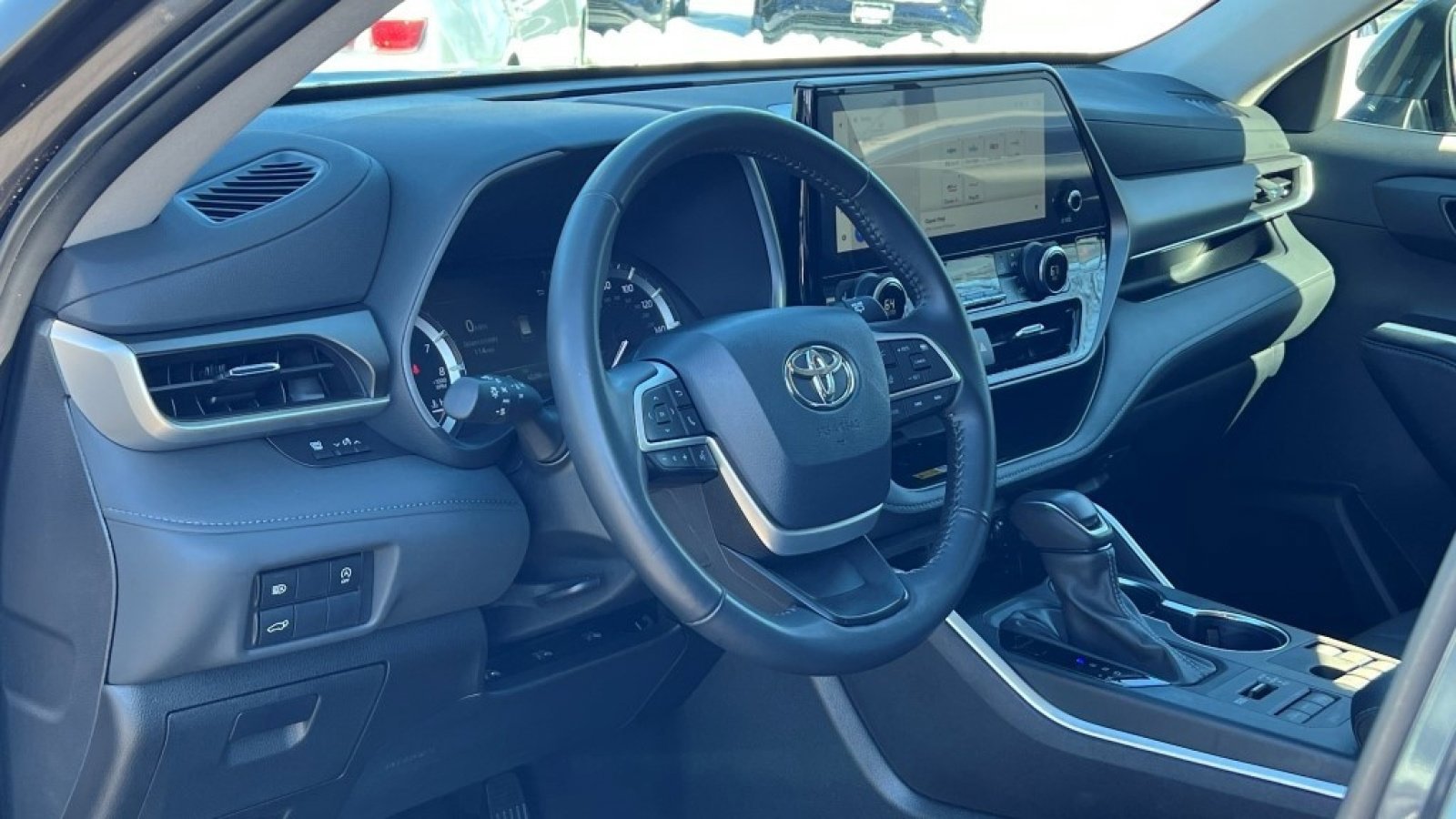 Used 2024 Toyota Highlander XLE image 14