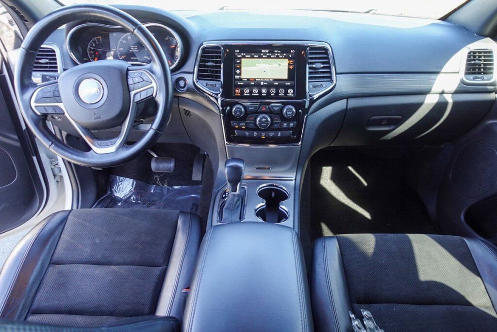 Used 2022 Jeep Grand Cherokee Laredo X image 12