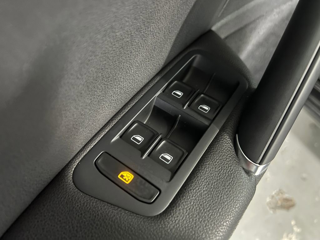 Used 2015 Volkswagen Golf S image 35