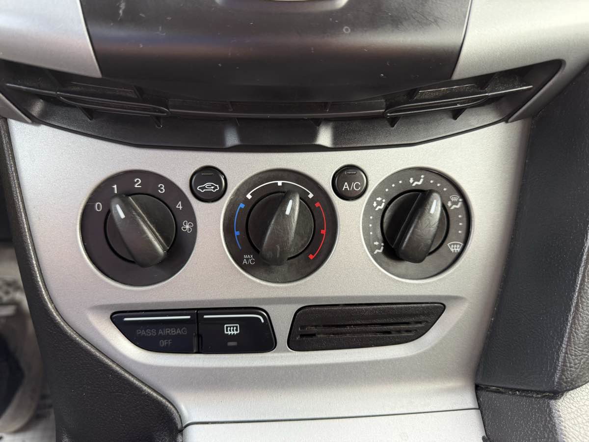 Used 2012 Ford Focus SE w/ SE Winter Pkg image 19