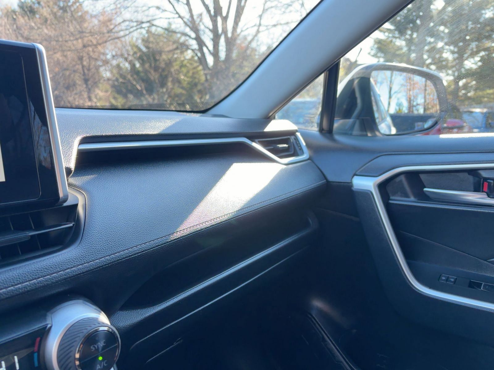 Used 2025 Toyota RAV4 XLE image 33