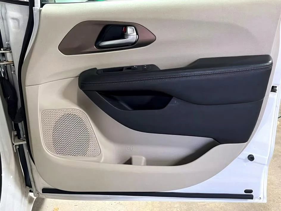 Used 2019 Chrysler Pacifica Touring-L Plus image 9