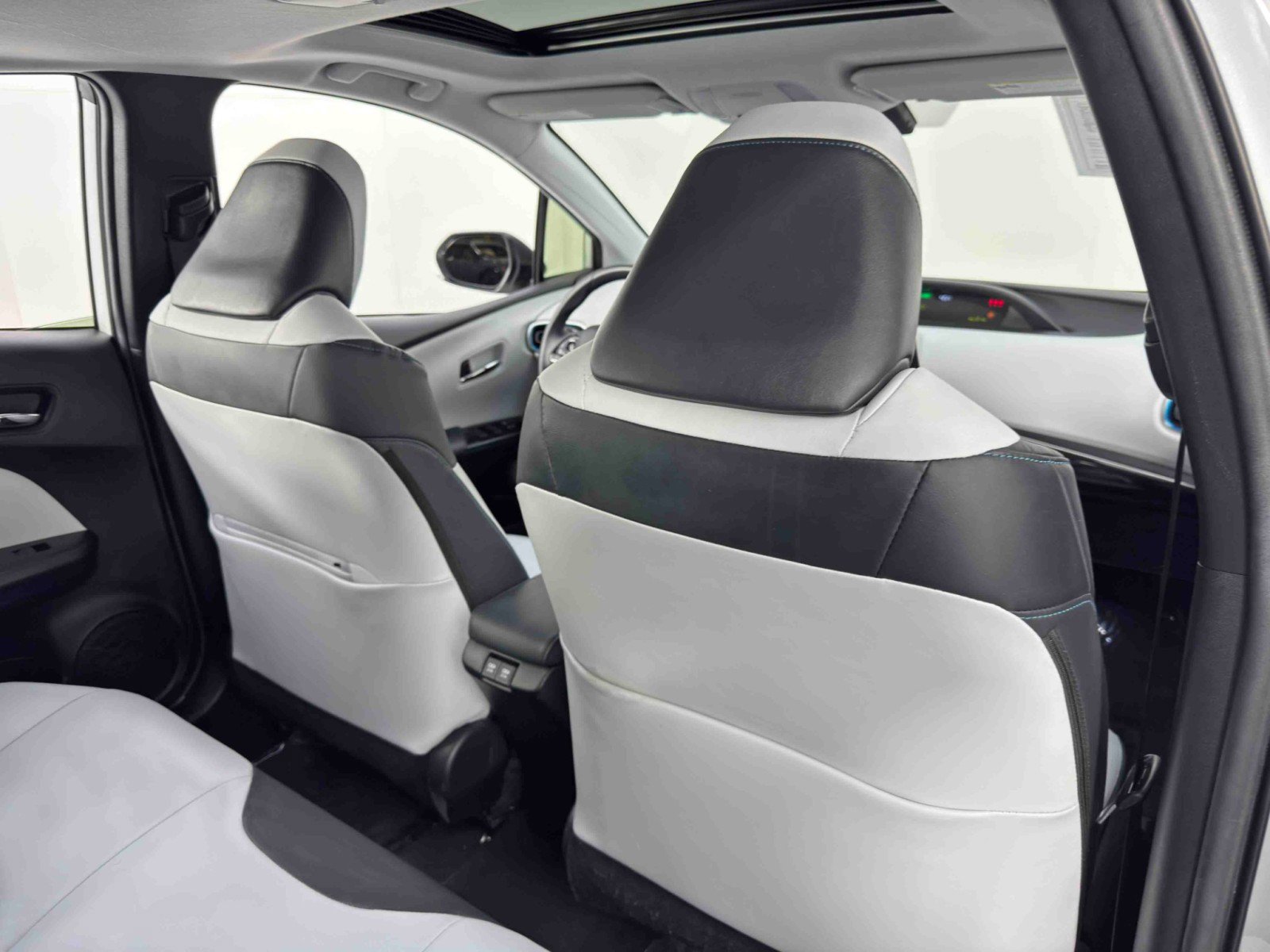 Used 2022 Toyota Prius XLE w/ Premium Convenience Package image 34