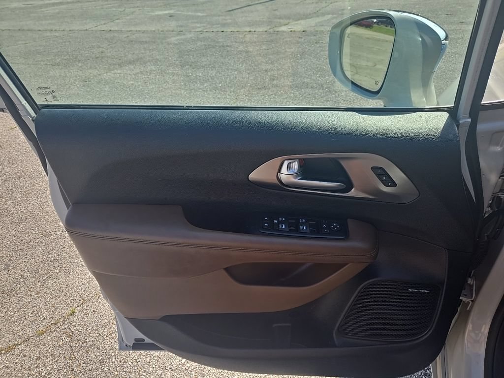 Used 2017 Chrysler Pacifica Limited FWD image 16