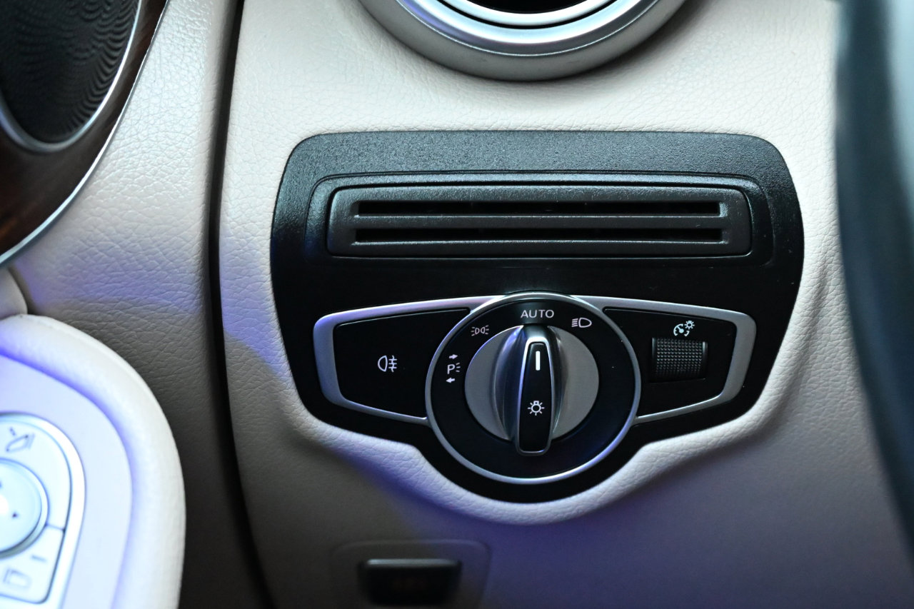 Used 2022 Mercedes-Benz GLC 300 4MATIC image 25