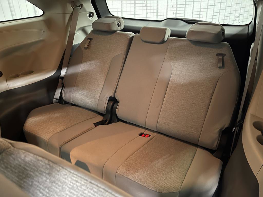 Used 2024 Toyota Sienna LE image 31