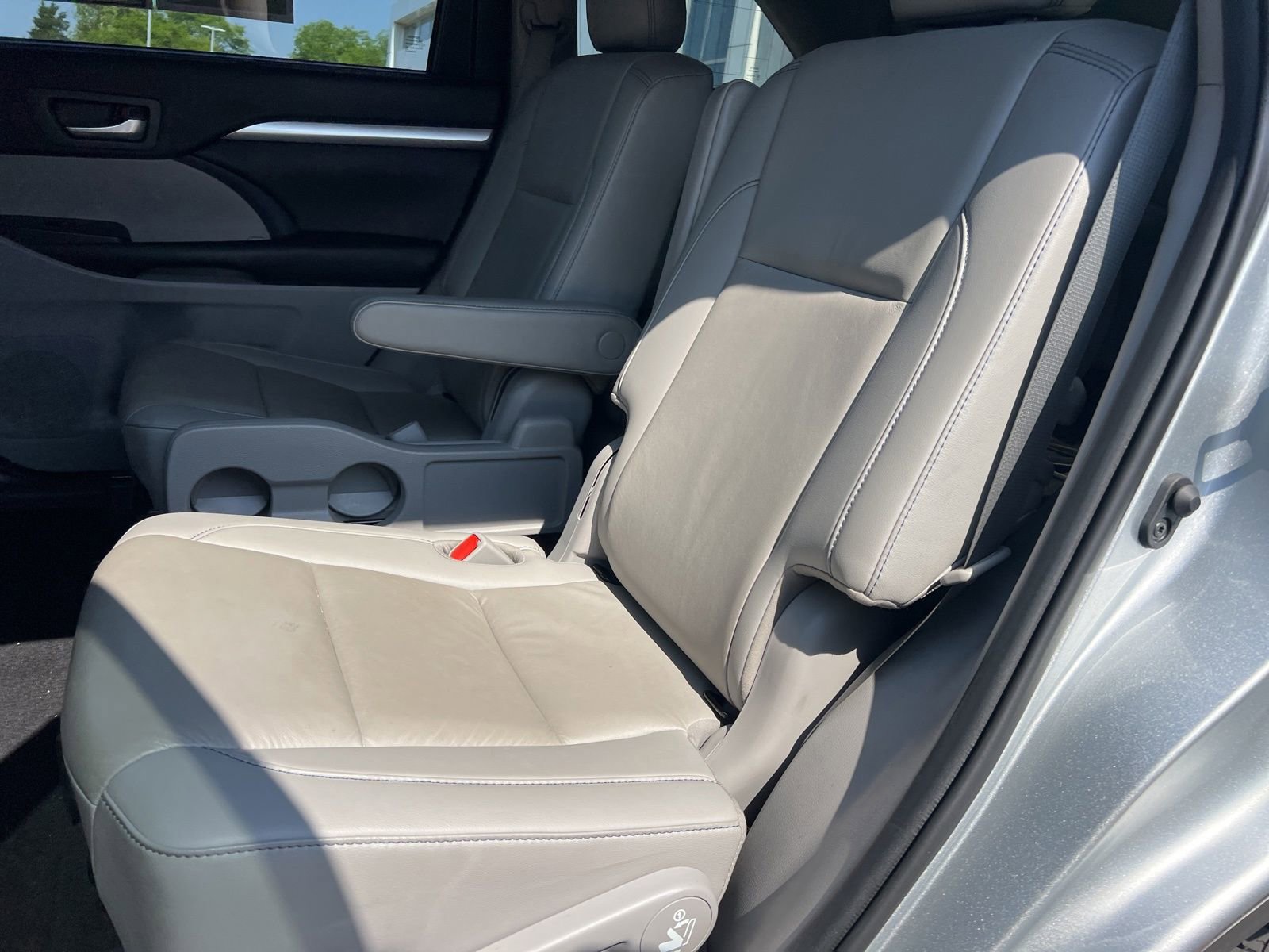 Used 2019 Toyota Highlander XLE FWD image 31