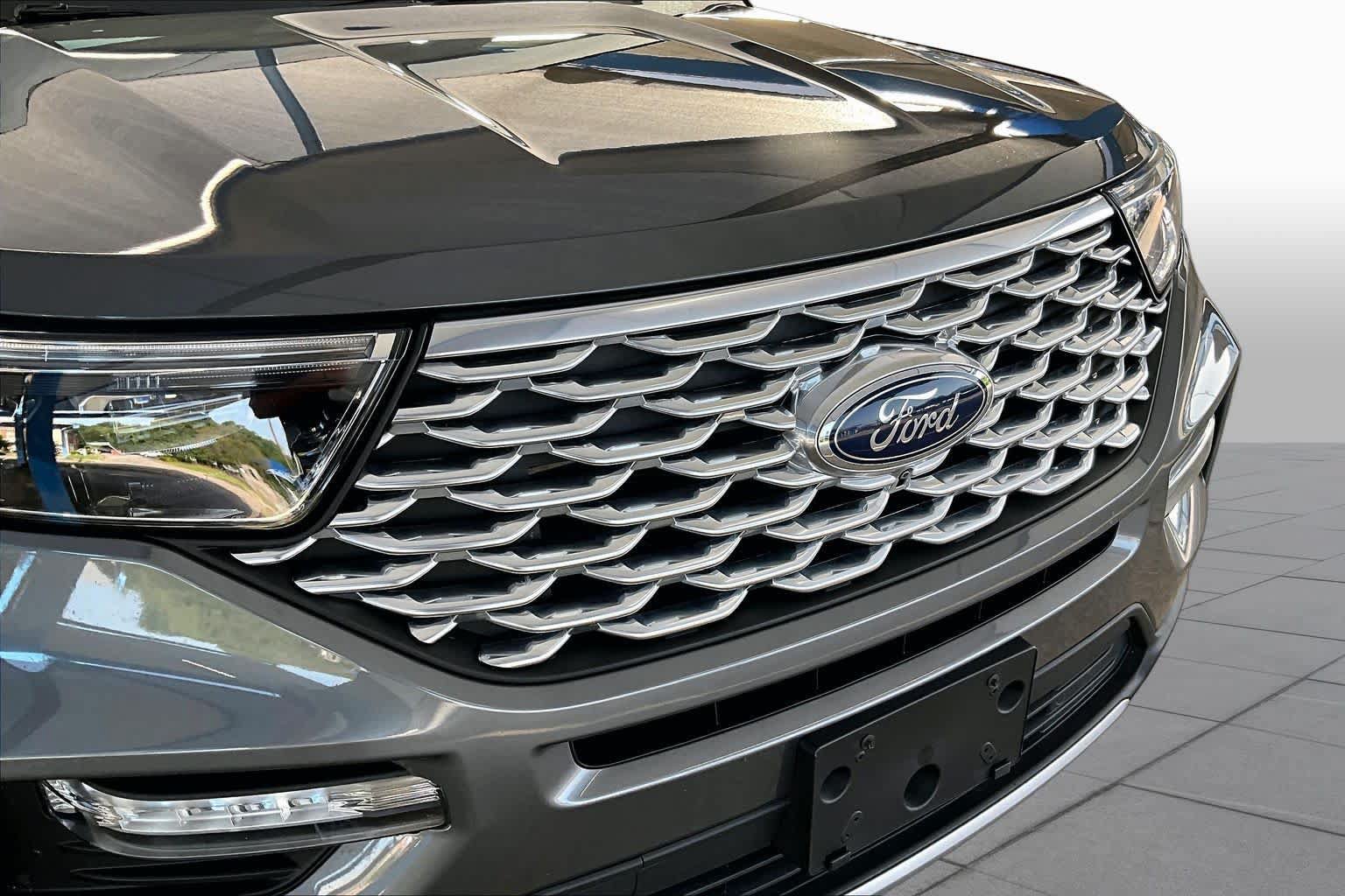 Used 2022 Ford Explorer Platinum w/ Equipment Group 601A AWD/4WD image 30