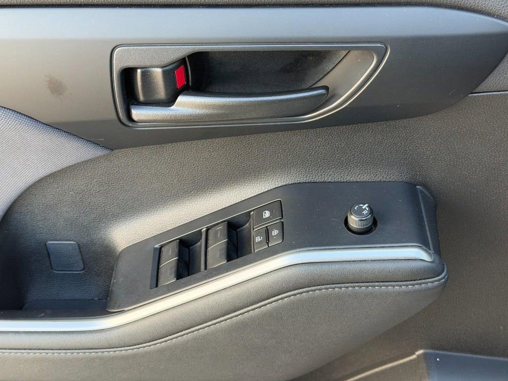 Used 2023 Toyota Highlander LE image 17