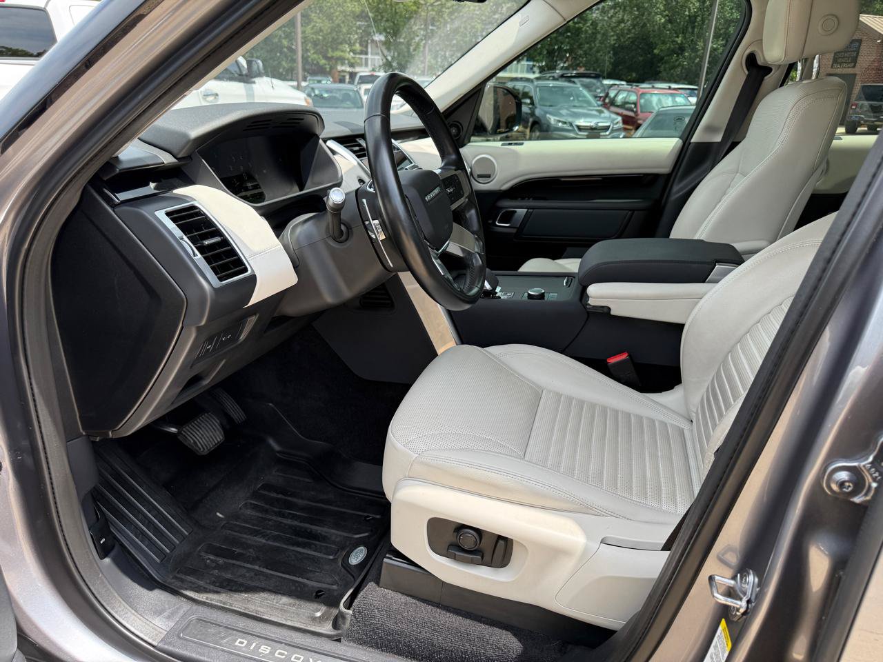 Used 2022 Land Rover Discovery S AWD/4WD image 14