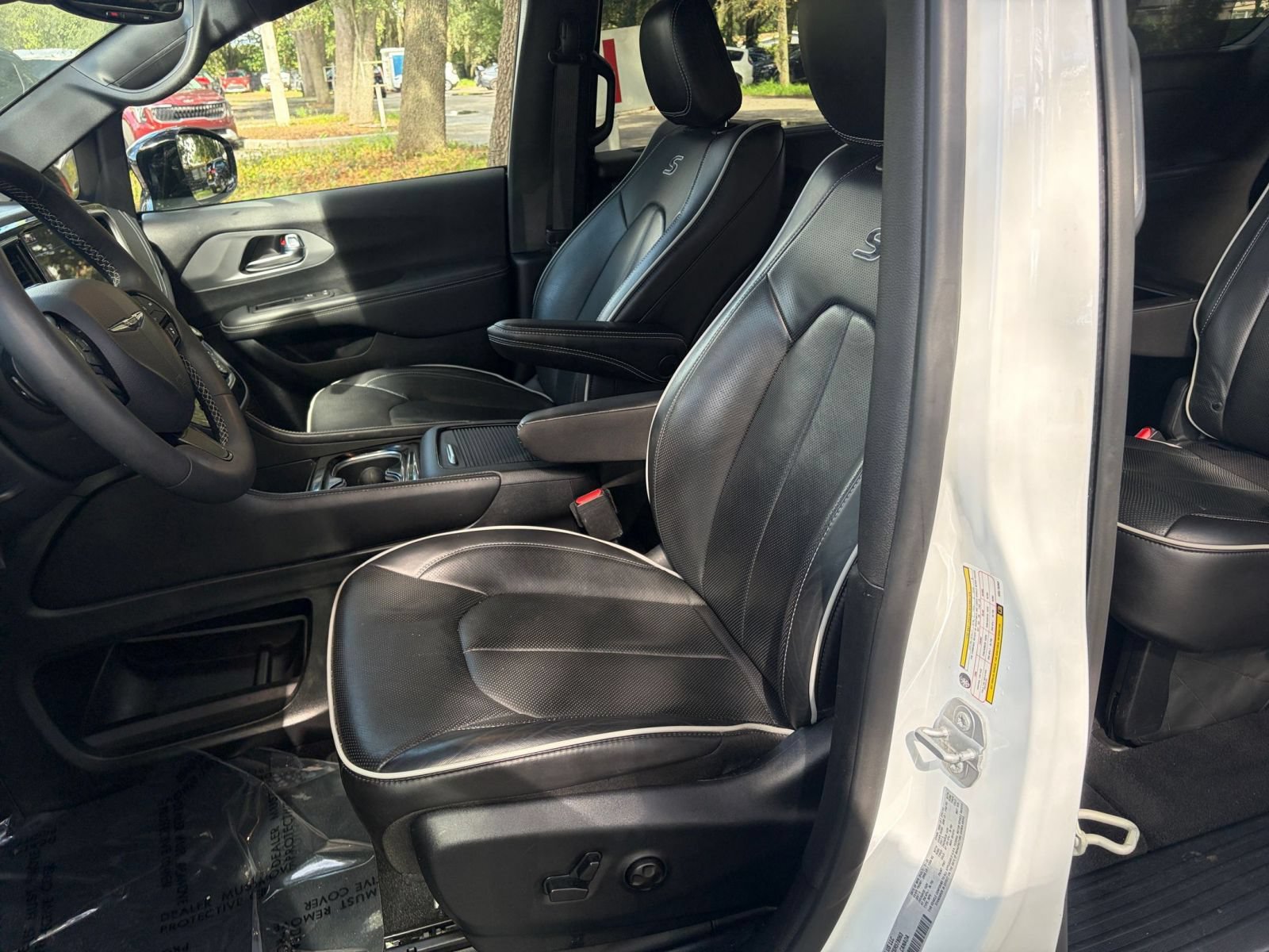 Used 2025 Chrysler Pacifica Limited FWD image 26