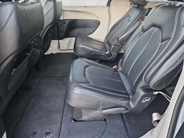 Used 2024 Chrysler Pacifica Touring-L image 17
