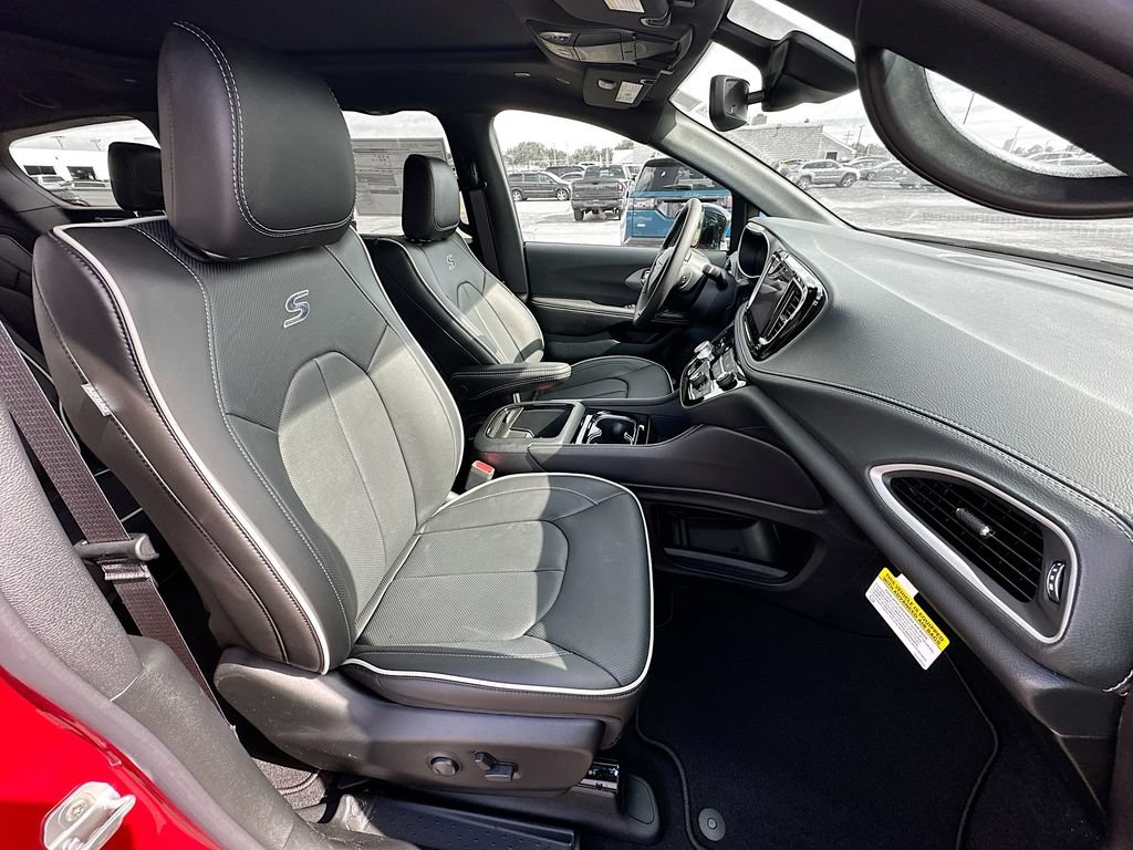 New 2027 Chrysler Pacifica Limited FWD image 37