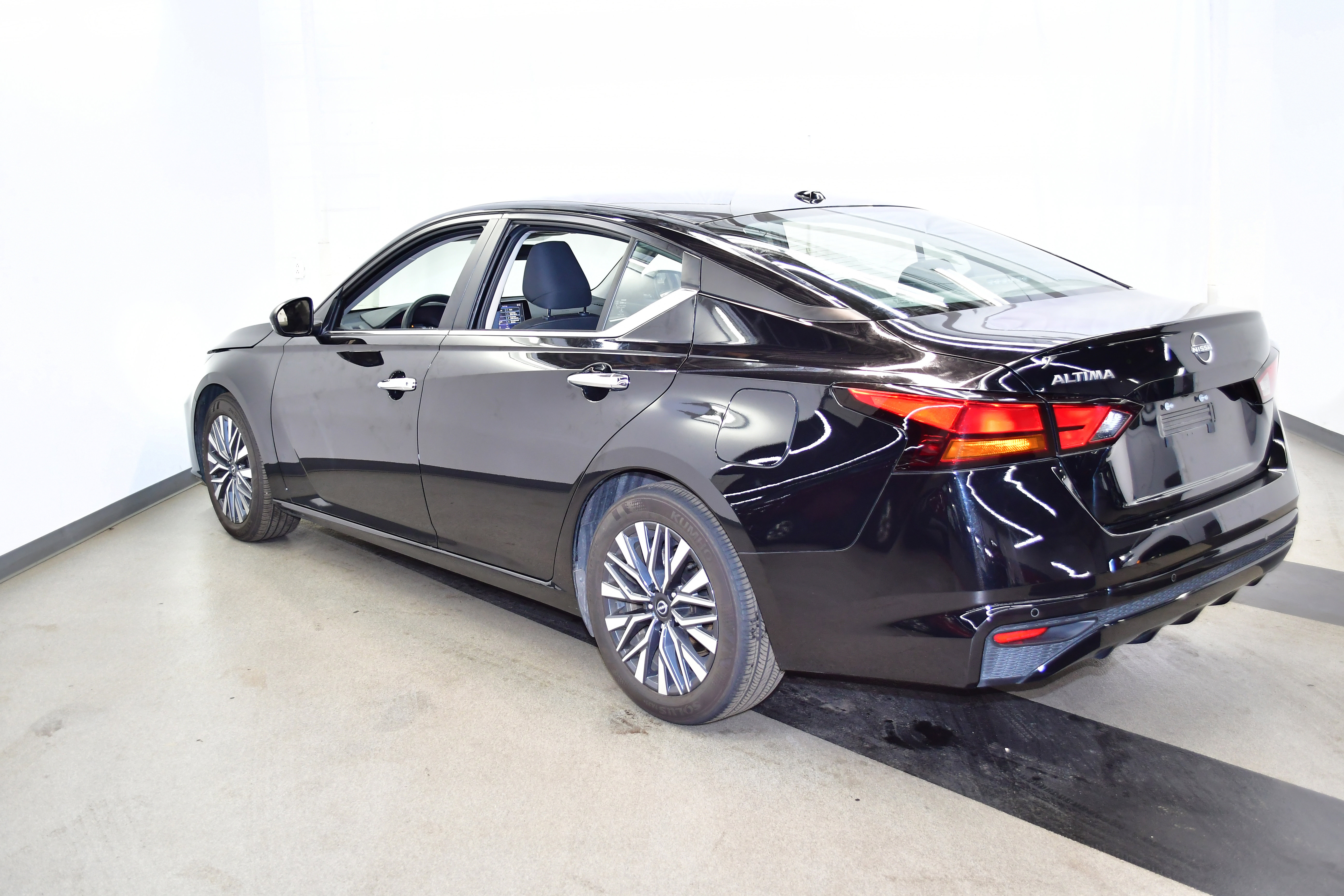 Used 2025 Nissan Altima 2.5 SV image 5