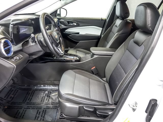 Used 2025 Chevrolet Trax LT w/ LT Convenience Package FWD image 12