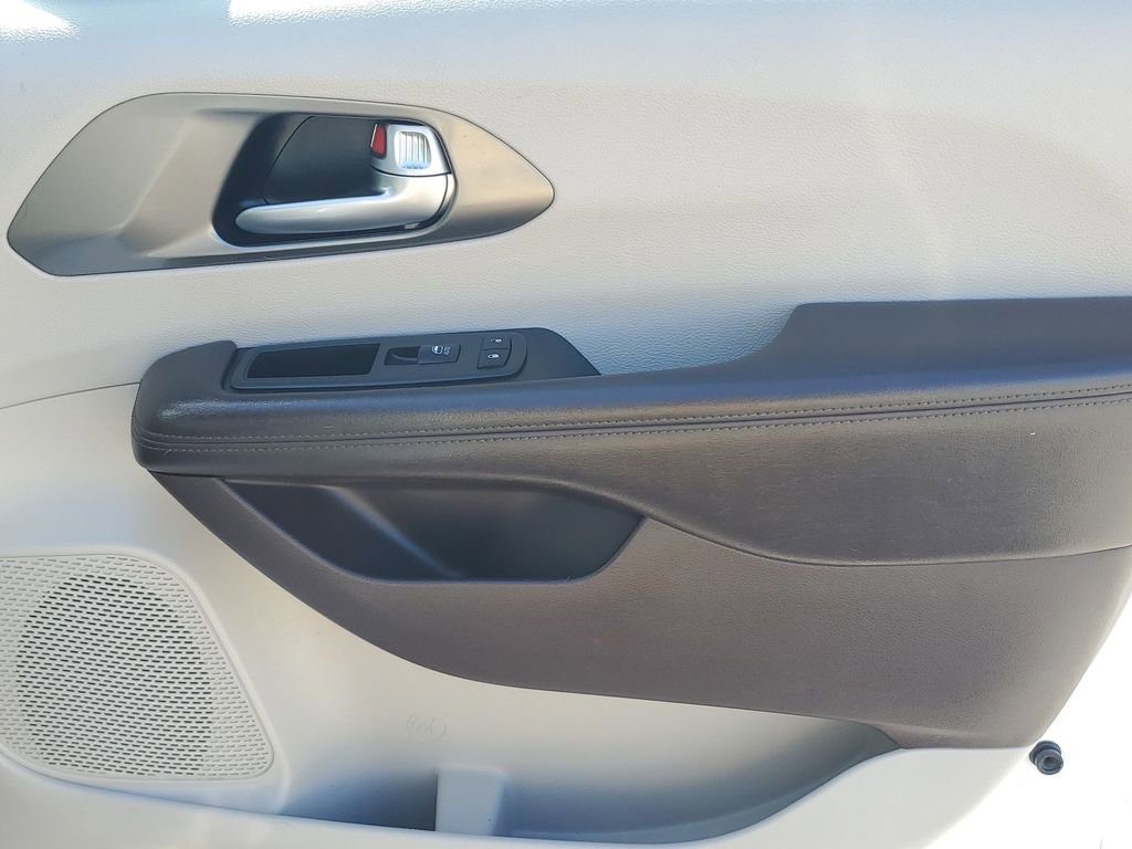 Used 2019 Chrysler Pacifica LX image 42