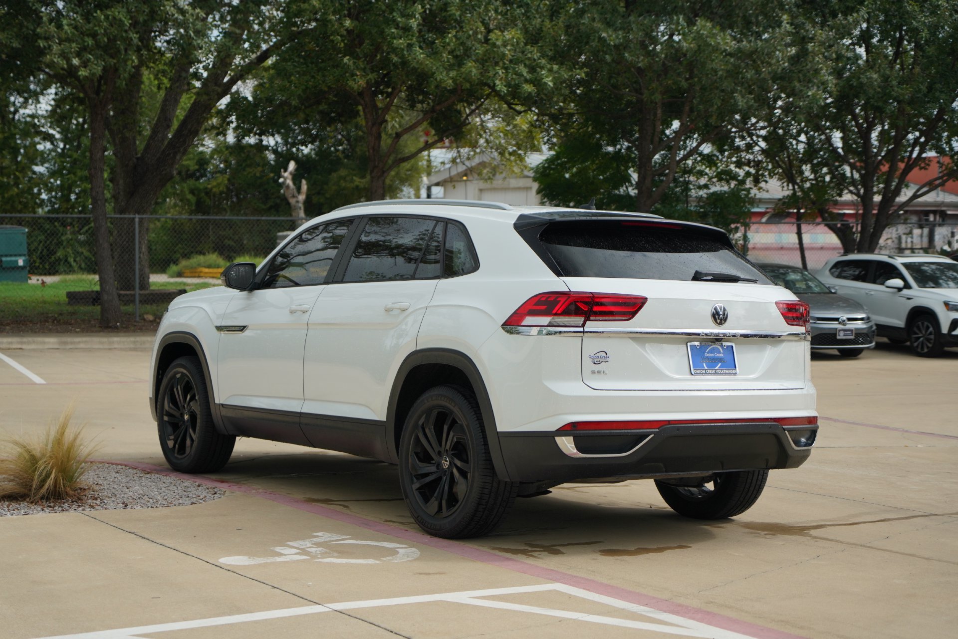 Used 2020 Volkswagen Atlas Cross Sport SEL w/ Cross Sport MDO Package FWD image 6