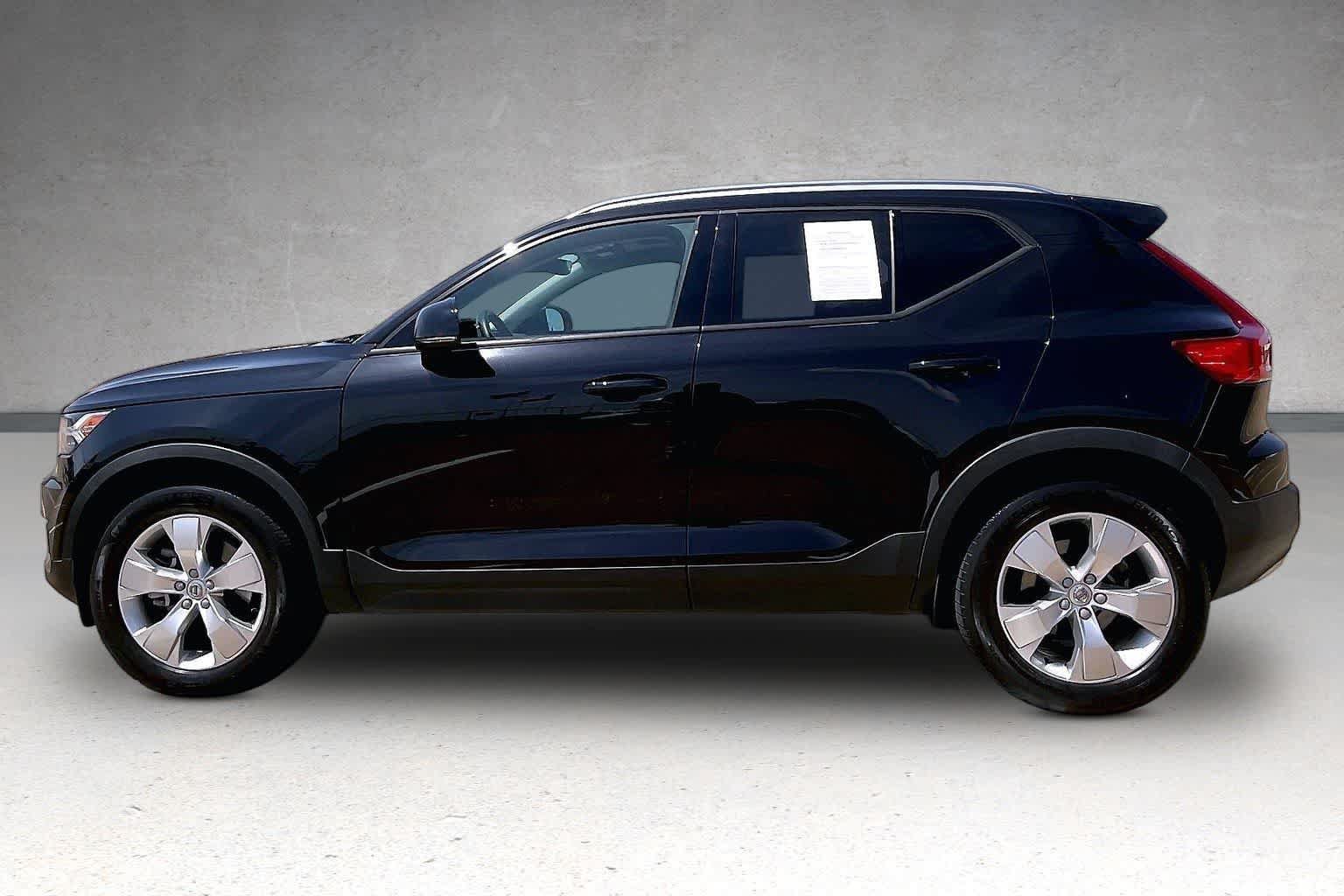 Used 2021 Volvo XC40 T5 Momentum w/ Climate Package AWD/4WD image 3