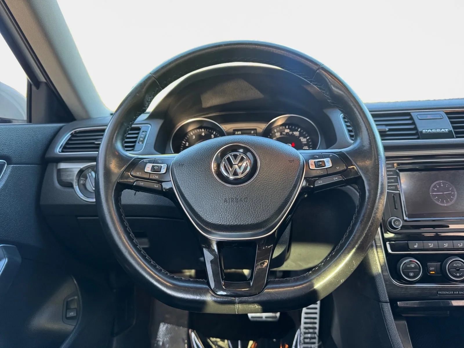 Used 2018 Volkswagen Passat 2.0T SEL Premium image 15