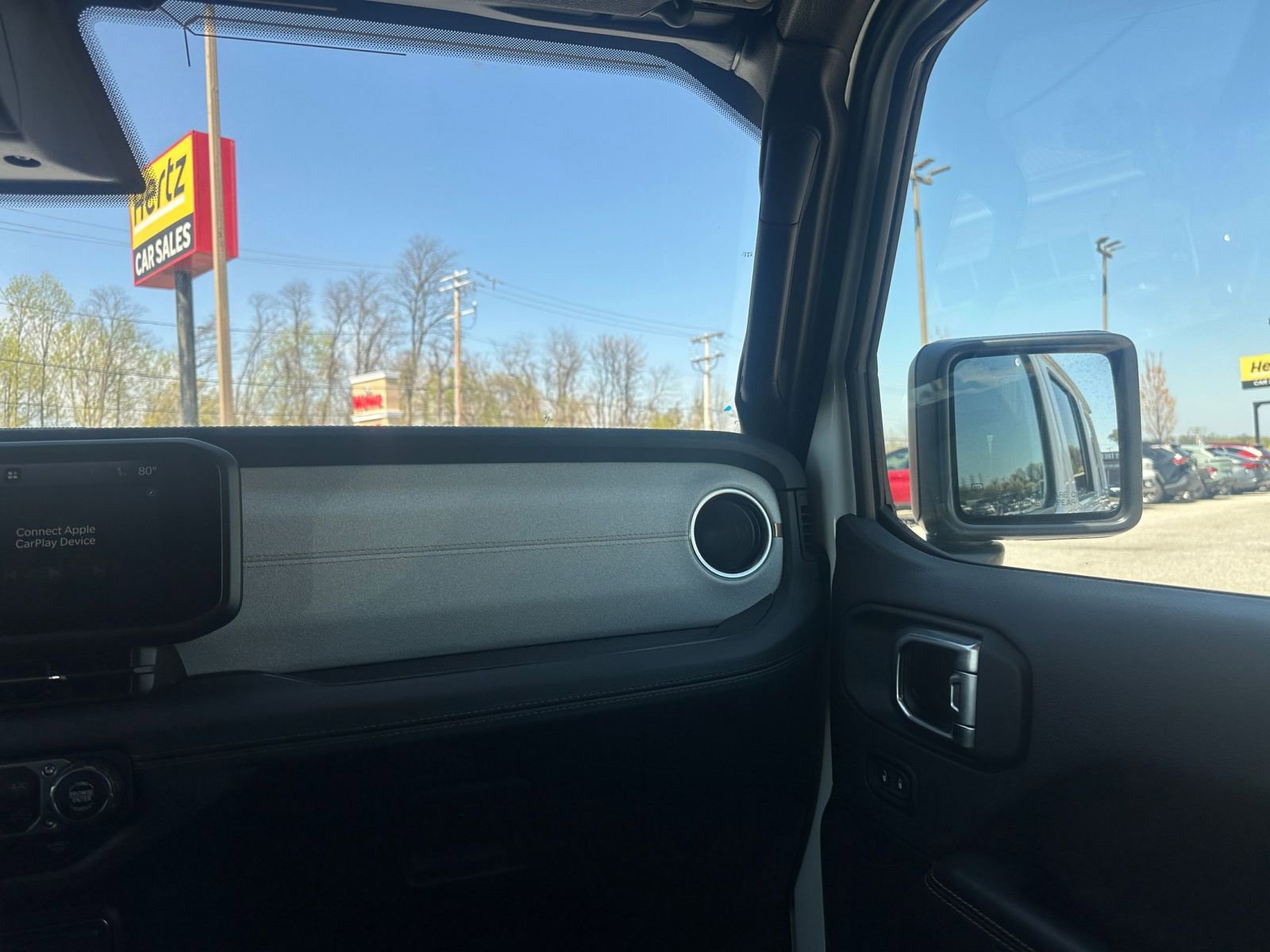 Used 2025 Jeep Wrangler Sahara image 35