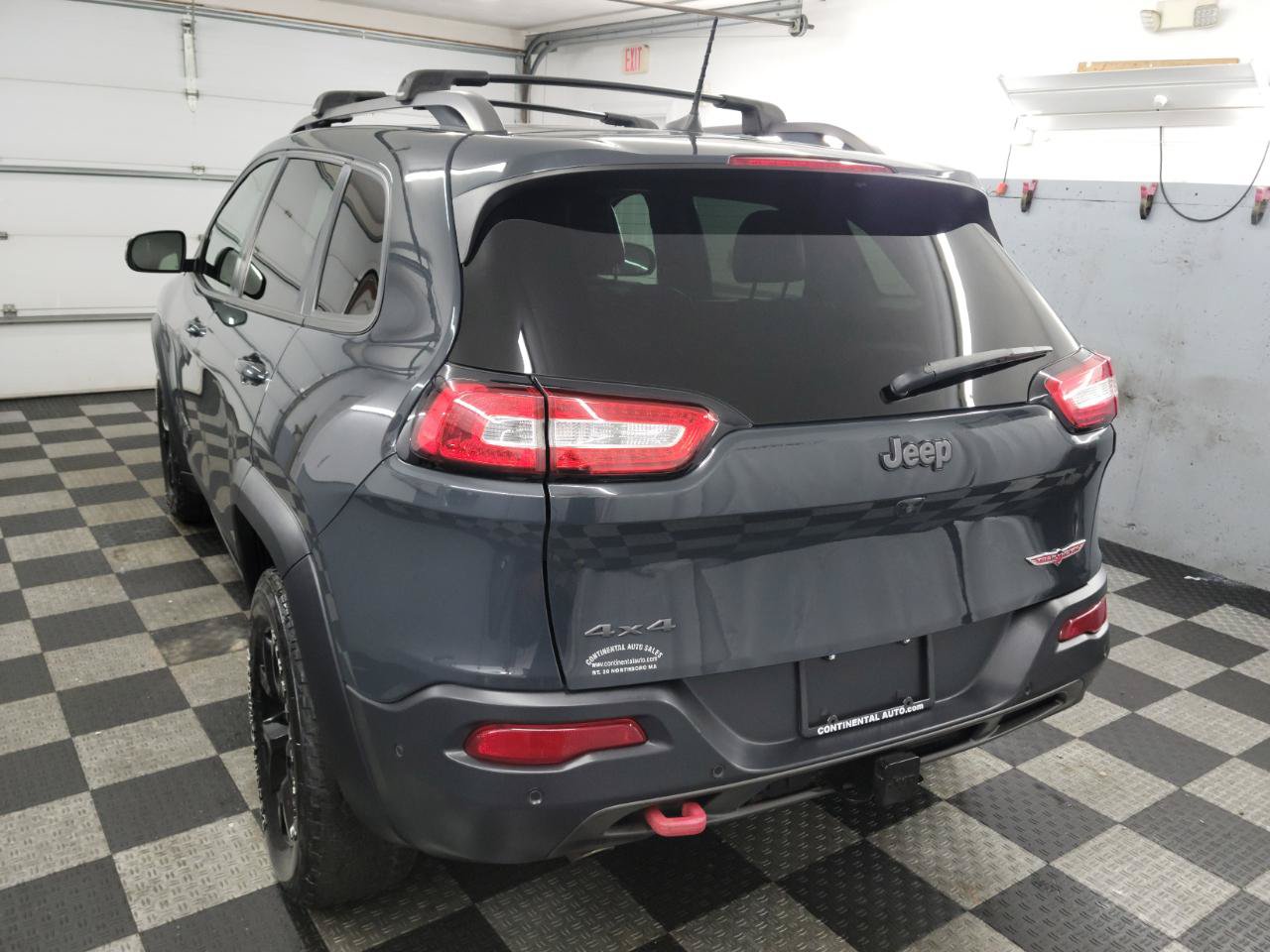 Used 2016 Jeep Cherokee Trailhawk w/ Comfort/Convenience Group AWD/4WD image 4