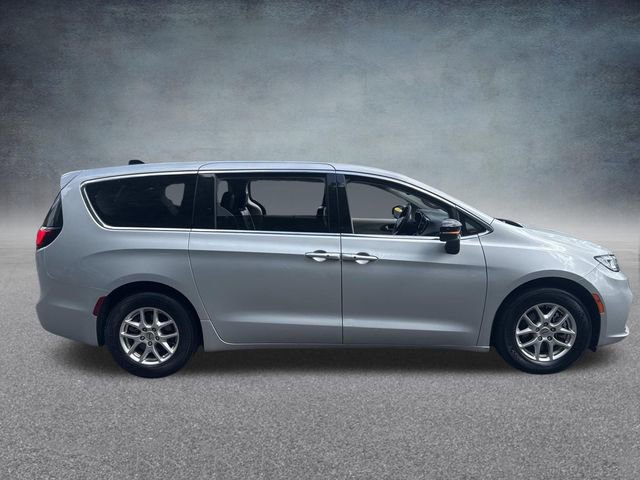 Used 2024 Chrysler Pacifica Touring-L FWD image 5