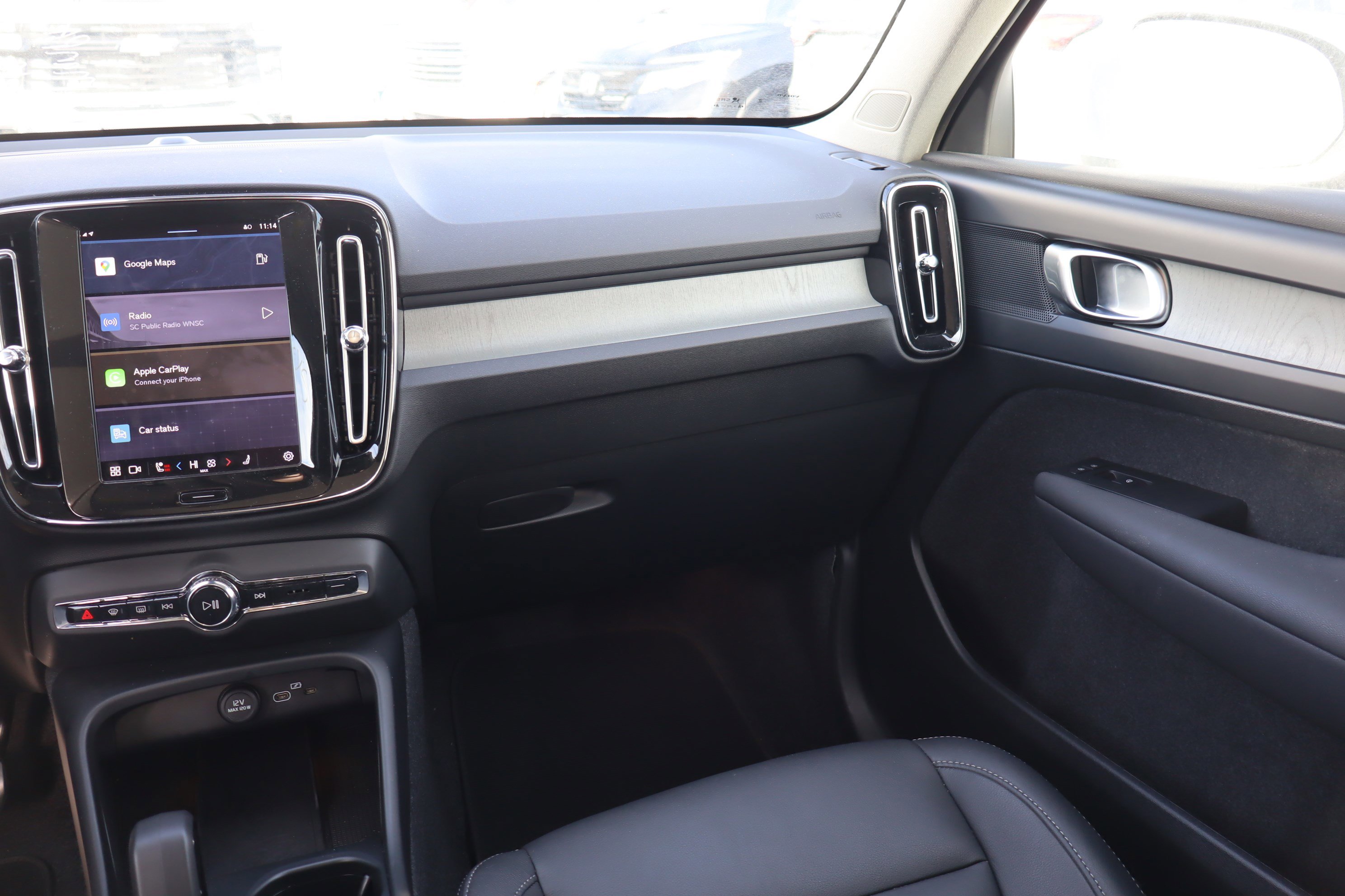 Used 2025 Volvo XC40 B5 Core image 13