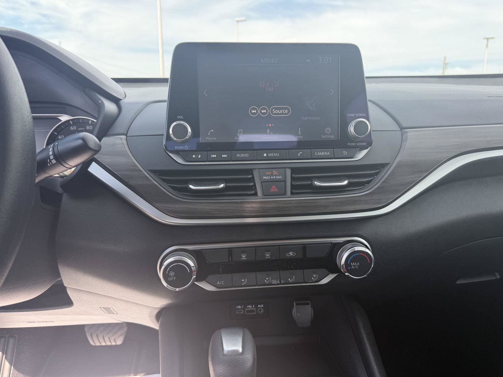 Used 2025 Nissan Altima 2.5 SV FWD image 19