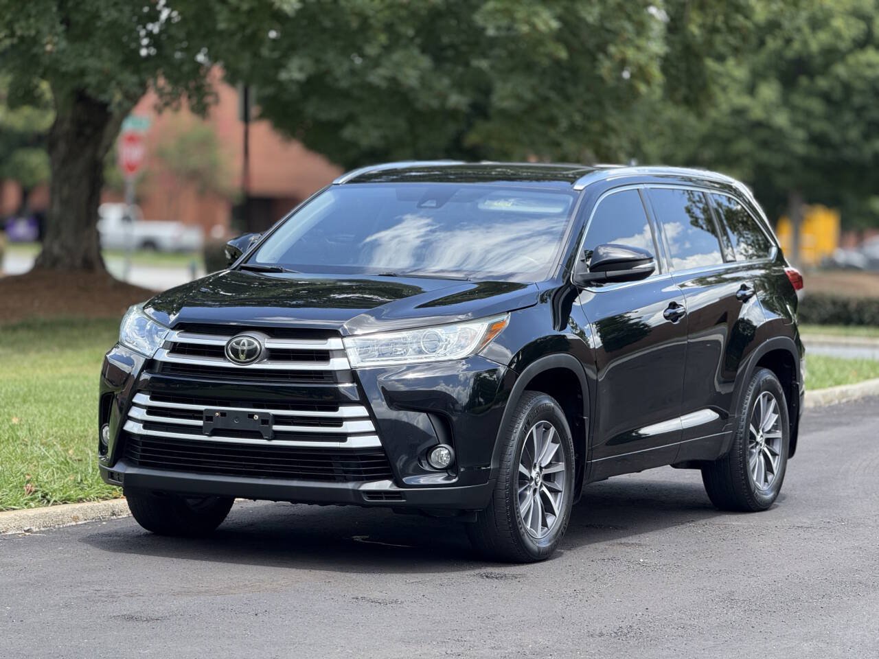 Used 2018 Toyota Highlander XLE w/ Carpet Mat Package (TMS) AWD/4WD image 2