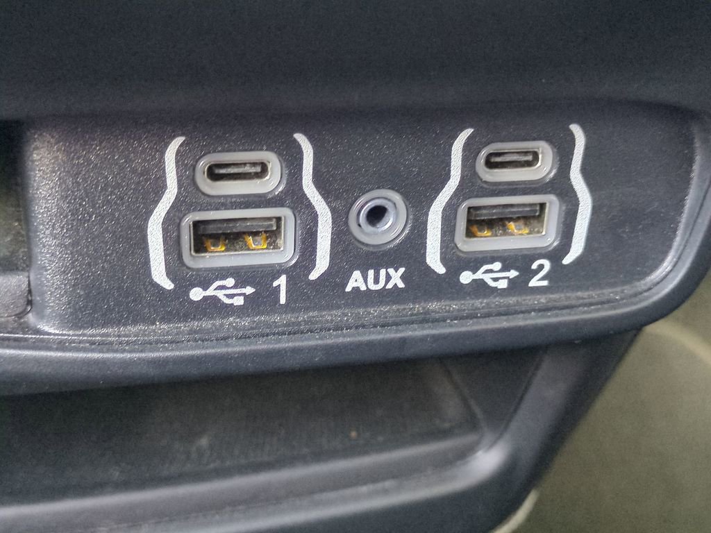 Used 2025 Chrysler Pacifica Select image 26