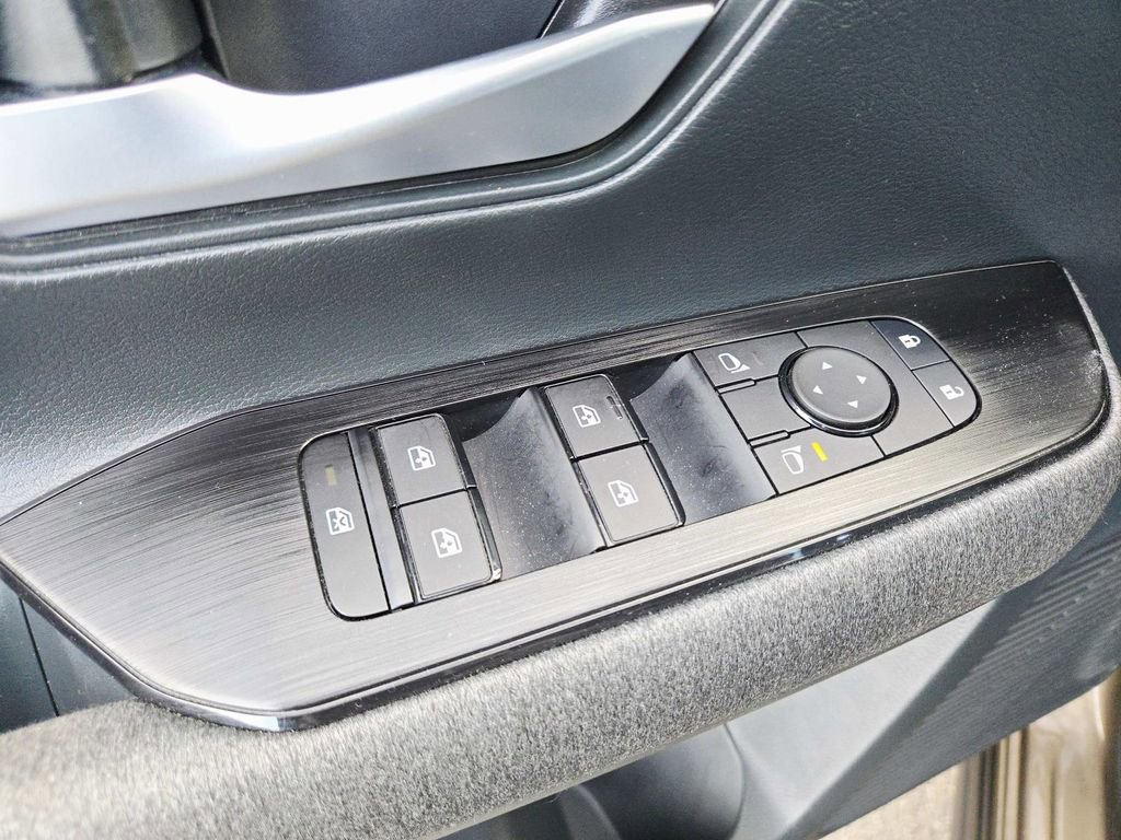 Used 2025 Nissan Kicks SV w/ Charging Package image 32