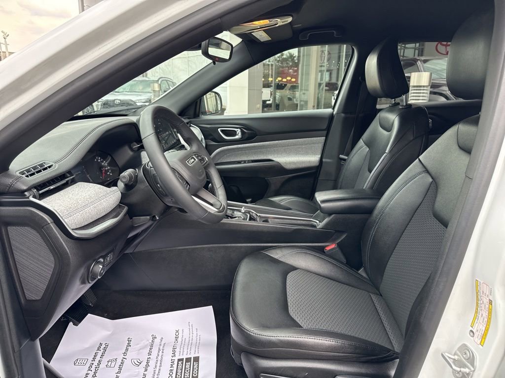 Used 2025 Jeep Compass Latitude image 13