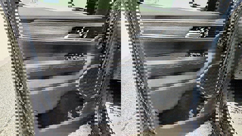 Used 2023 Jeep Wagoneer Series II w/ Premium Group I image 11