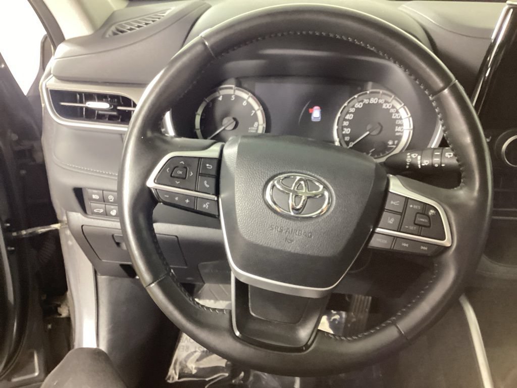 Used 2023 Toyota Highlander XLE AWD/4WD image 16